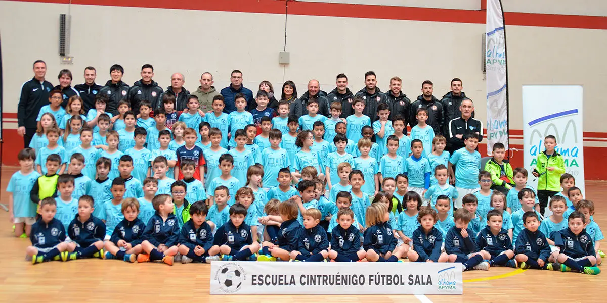 Todos los equipos del f&uacute;tbol sala base de Cintru&eacute;nigo con representantes del Ribera Navarra FS