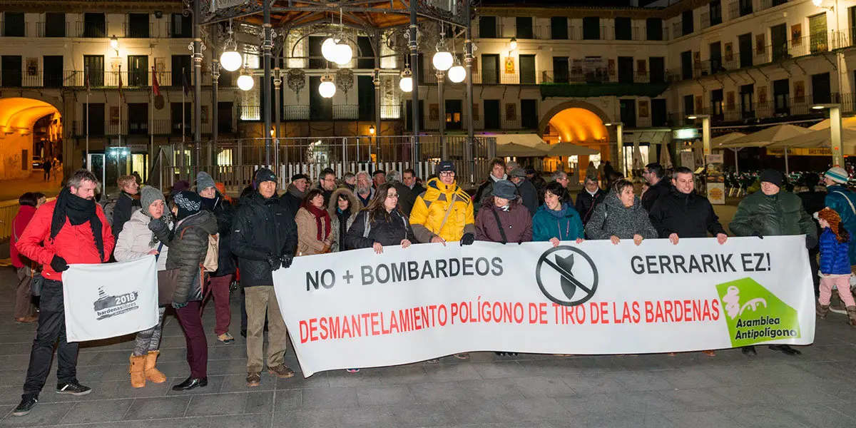 Manifestantes que se congregaron ayer en la concentraci&oacute;n de Tudela