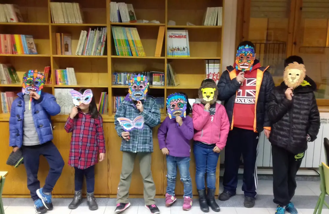 Taller de m&aacute;scaras de carnaval en la biblioteca de Cervera del R&iacute;o Alhama