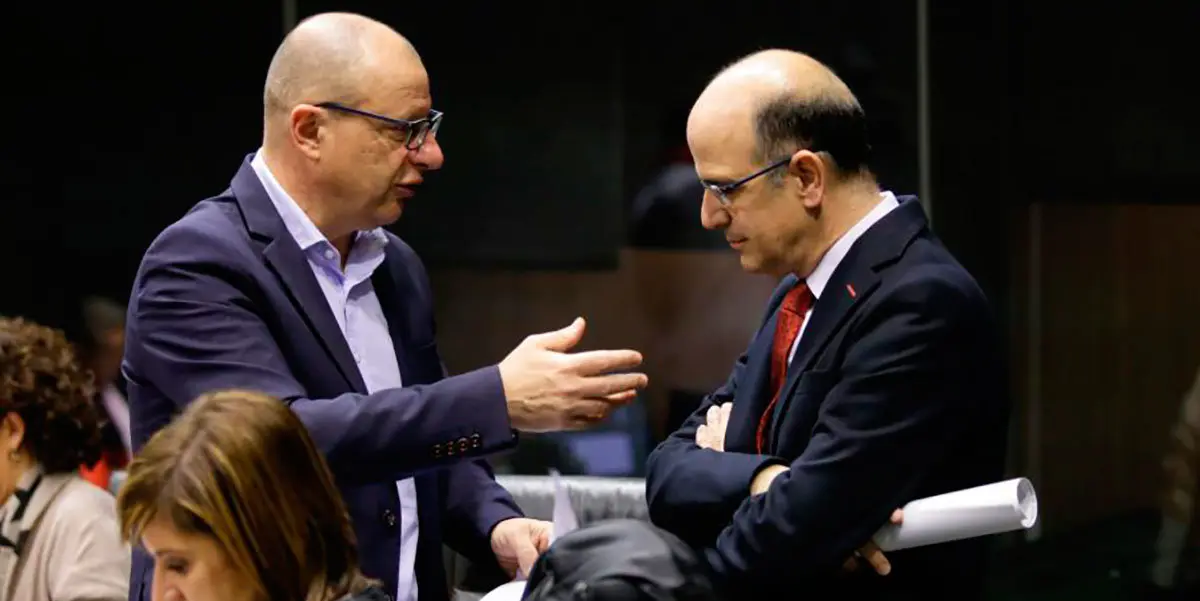 Gimeno y Catal&aacute;n conversan antes del pleno
