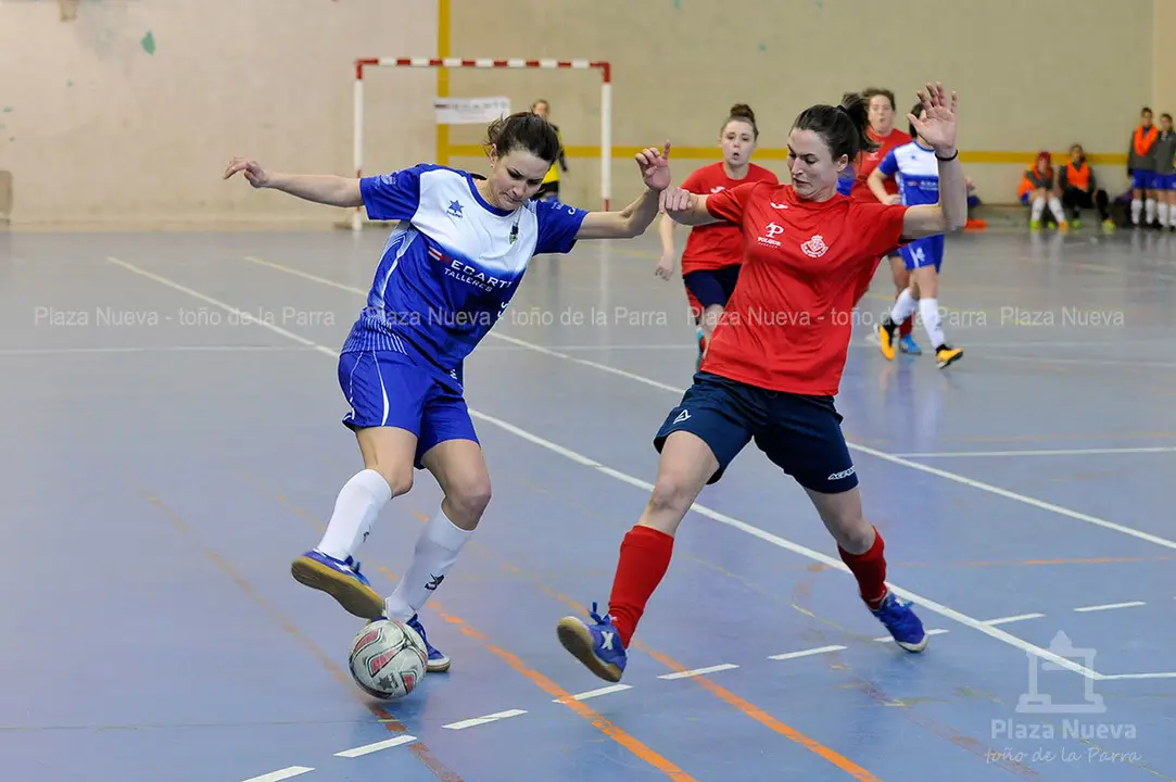 Izaskun intenta driblar a la defensa del CD Aoiz