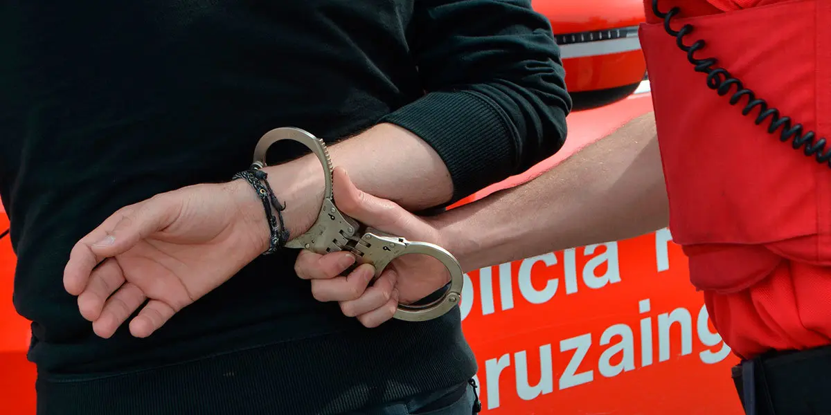 Polic&iacute;a Foral detiene a una persona esposas