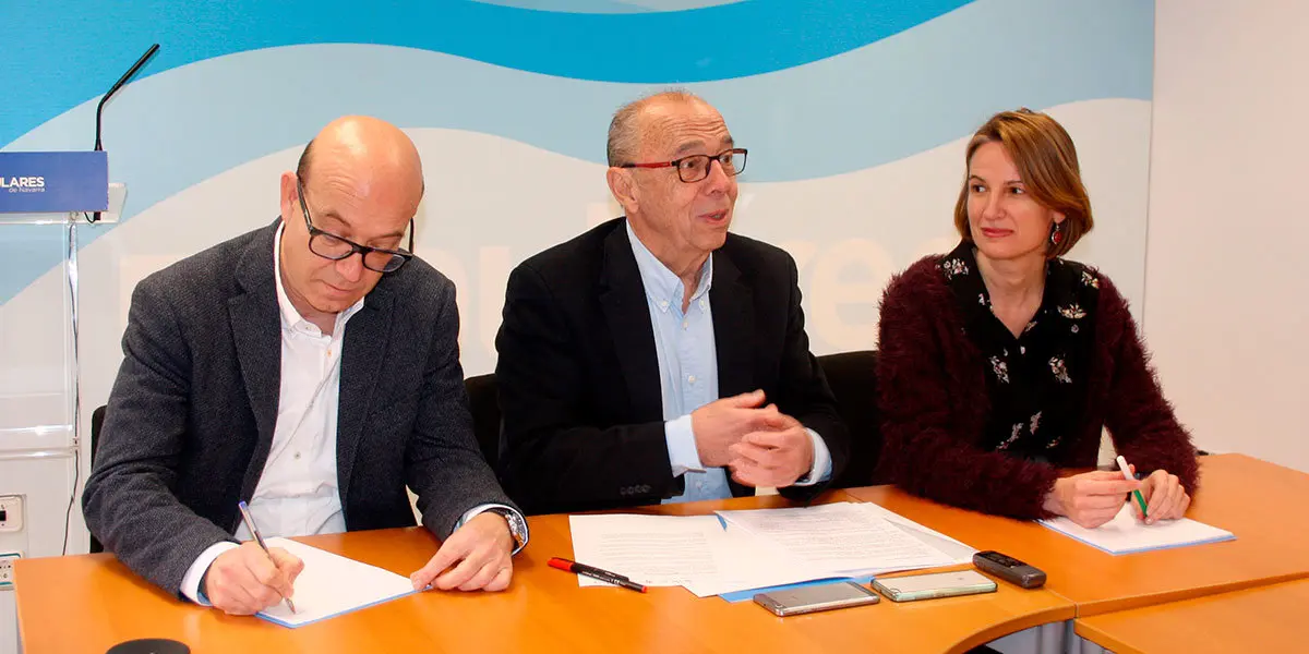Jos&eacute; Su&aacute;rez e Irene Royo, acompa&ntilde;ados por Jos&eacute; Cruz Perez Lapazar&aacute;n durante una rueda de prensa