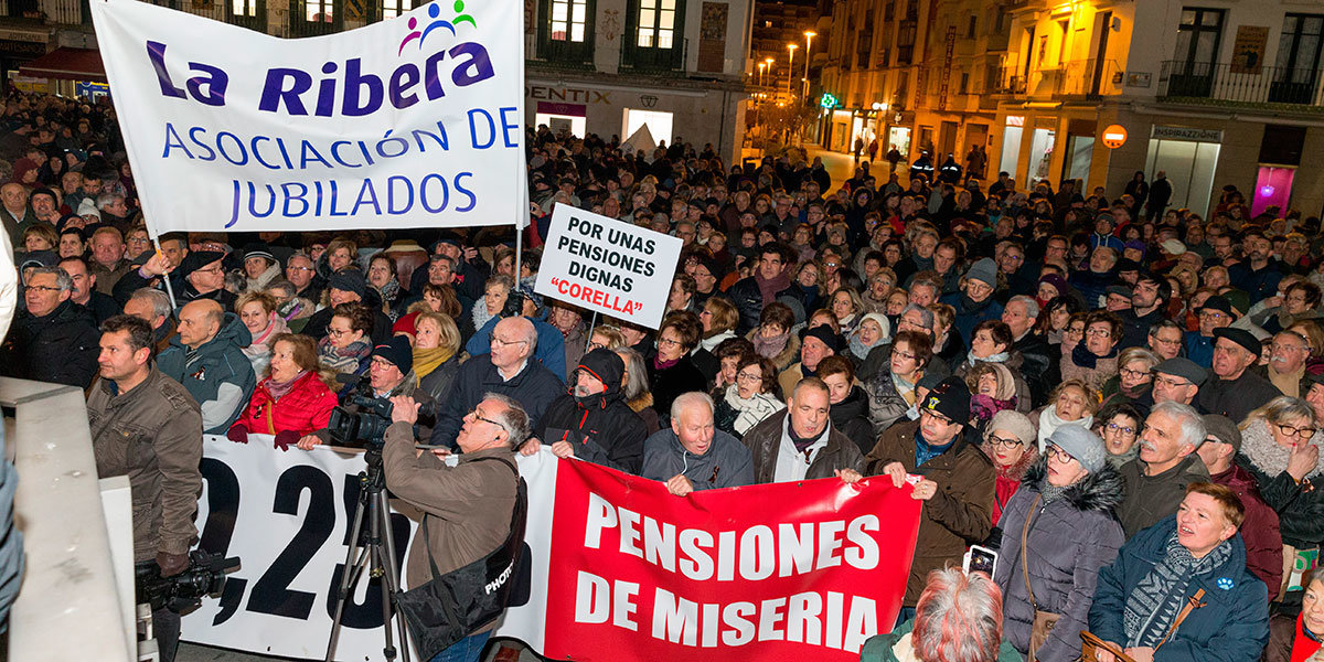 Cientos de pensionistas se manifiestan en la Plaza Nueva