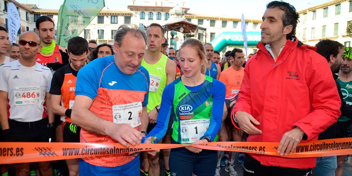 Estela Navascu&eacute;s, junto a Mart&iacute;n Fiz, corta la cinta de la carrera que lleva su nombre