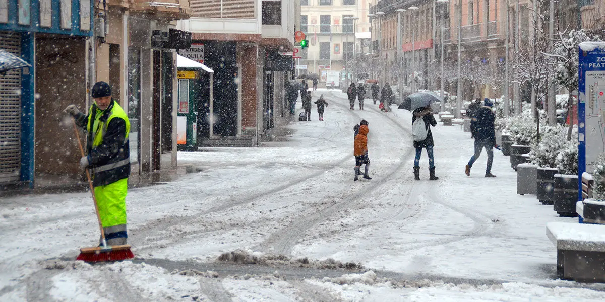 Un miembro de la brigada retira nieve en Tudela