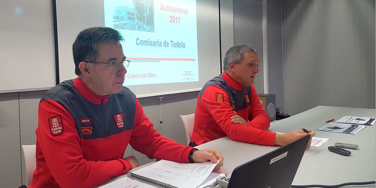 El Jefe de la Comisar&iacute;a de Tudela, Miguel &Aacute;ngel Escudero, y el Jefe de la Polic&iacute;a Foral, Torcuato Mu&ntilde;oz, en la presentaci&oacute;n de la memoria de actividades