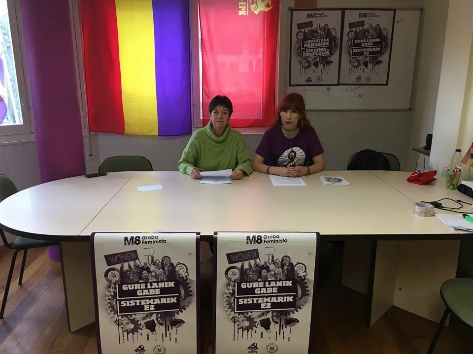 Isabel Burbano S&aacute;nchez (Secretaria de Mujer del PCE-EPK Navarra) y Alba Pinto Mu&ntilde;oz (Responsable de Feminismo de Gazte Komunistak Navarra)