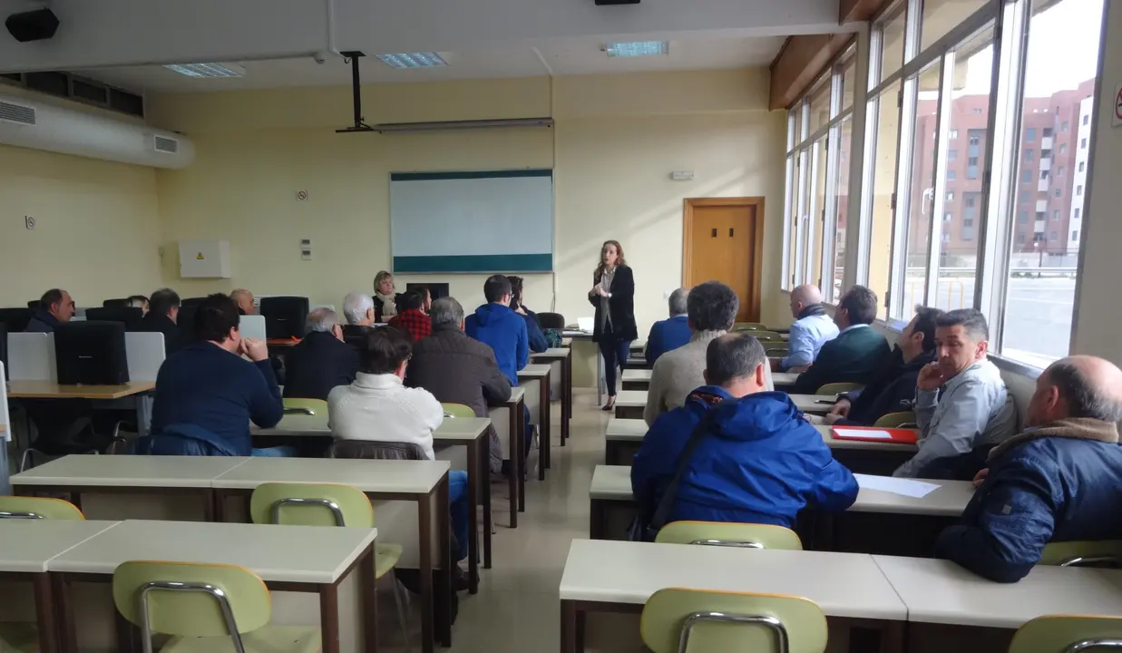Reuni&oacute;n de las autoescuelas con Beatriz Z&uacute;&ntilde;iga (Jefa Provincial de Tr&aacute;fico de La Rioja), el 9 de marzo en Logro&ntilde;o
