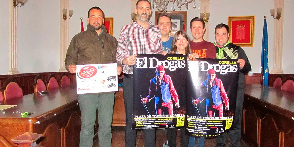 El alcalde de Corella y representantes de la Asociaci&oacute;n Juvenil San Miguel presentan el concierto de 'El Drogas'