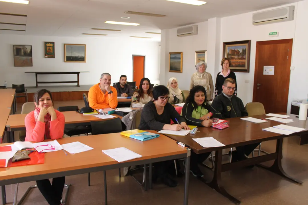 Aulas de adultos con las dos profesoras 007