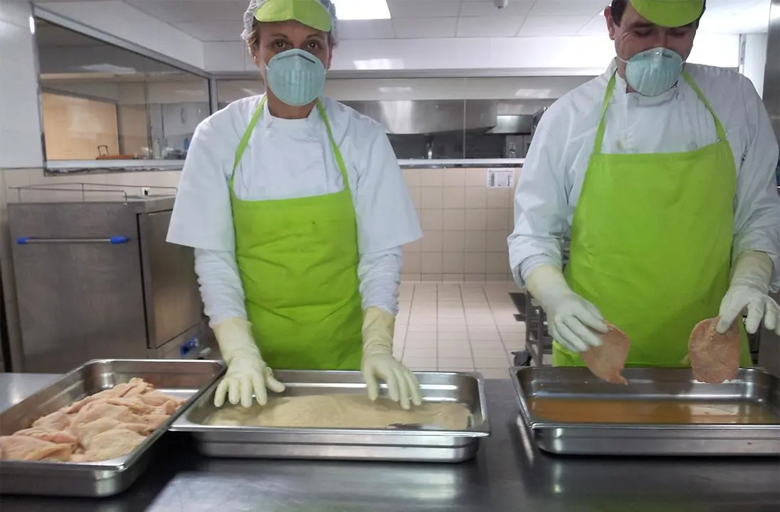 Trabajadores de Gourmetfood en una de sus cocinas