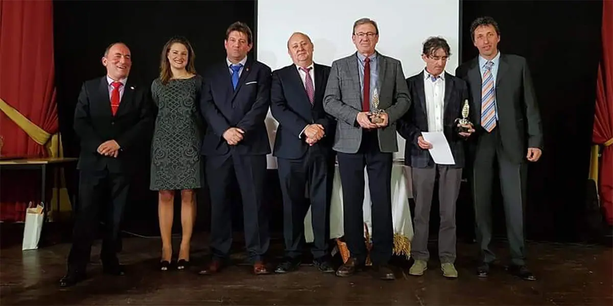 Todos los premiados posan con sus Espigas Doradas tras la entrega de galardones, dentro de la fiesta que organiz&oacute; la Cooperativa de S&aacute;daba