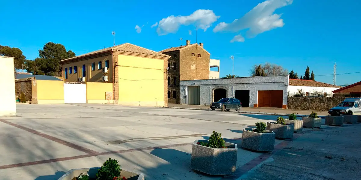 La plaza de los Danzantes de Las Pedrosas espera a que el s&aacute;bado sea inaugurada oficialmente con la actuaci&oacute;n del grupo que le da nombre