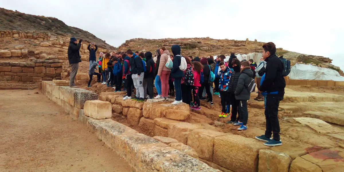 Los alumnos del IES Reyes Cat&oacute;licos y el Cinco Villas, de Ejea, en la visita a Los Ba&ntilde;ales que ha tenido lugar esta ma&ntilde;ana