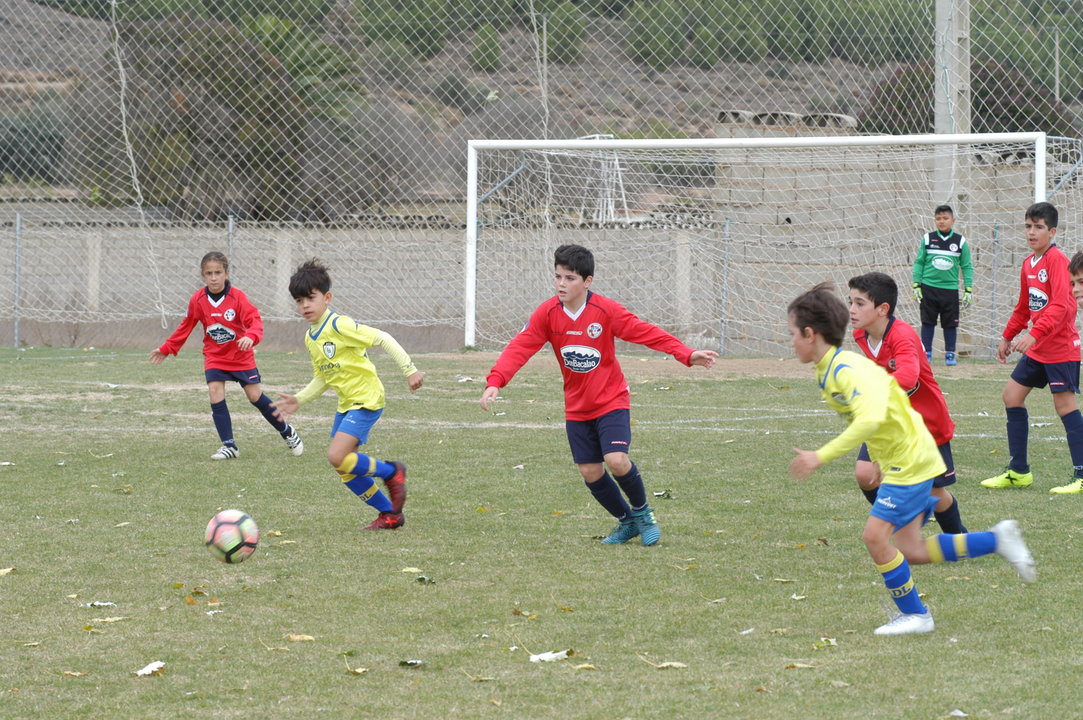 Partido de fútbol base en el Club Polideportivo Juventud de Calahorra