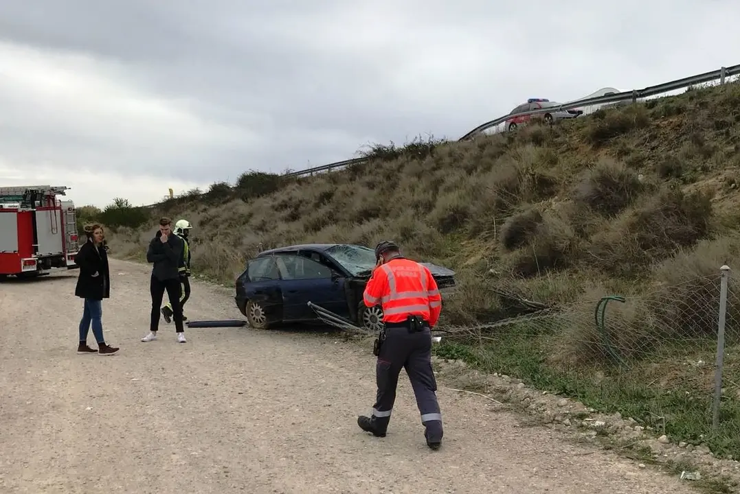 As&iacute; ha quedado el veh&iacute;culo tras salirse de la v&iacute;a