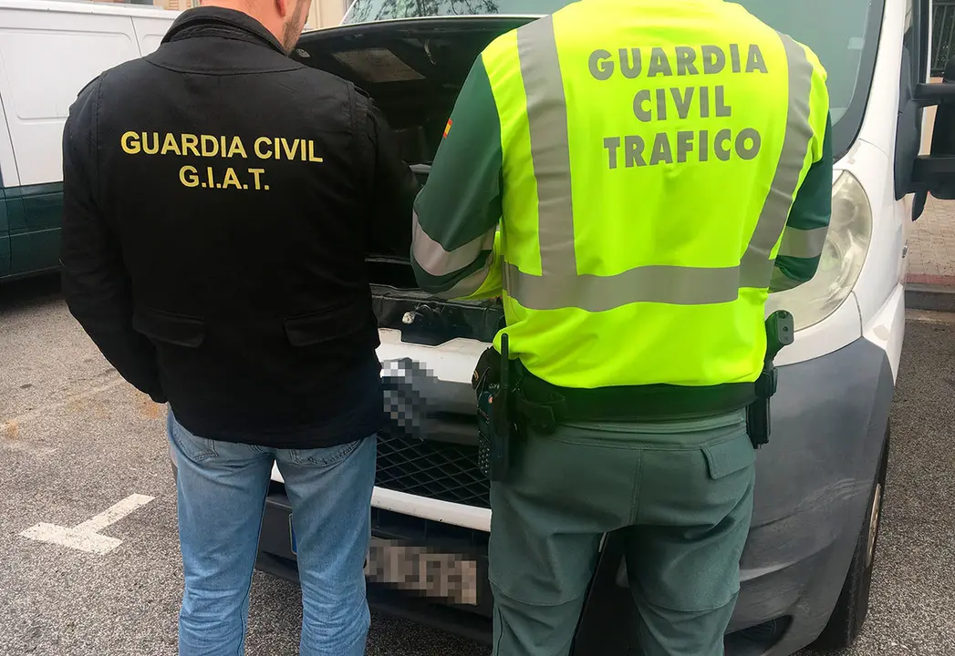 Unos guardias civiles investigan uno de los veh&iacute;culos trucados