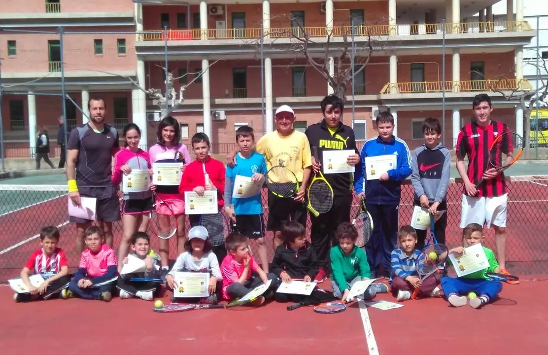Participantes en el curso de tenis de Semana Santa de Cervera del R&iacute;o Alhama