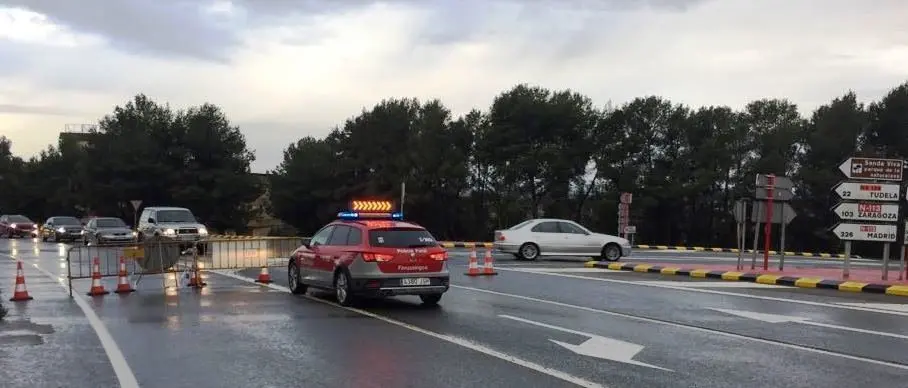 La N121 ha tenido que cortarse entre Caparroso y los Abetos