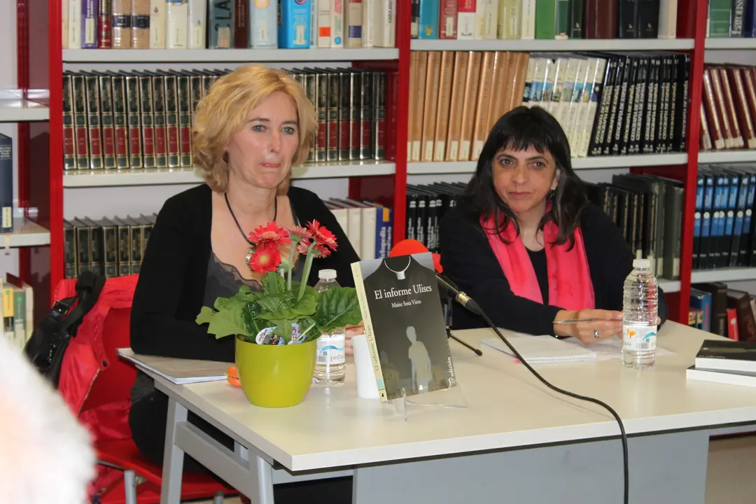 Maite Sota y la bibliotecaria Ana Ram&iacute;rez 010
