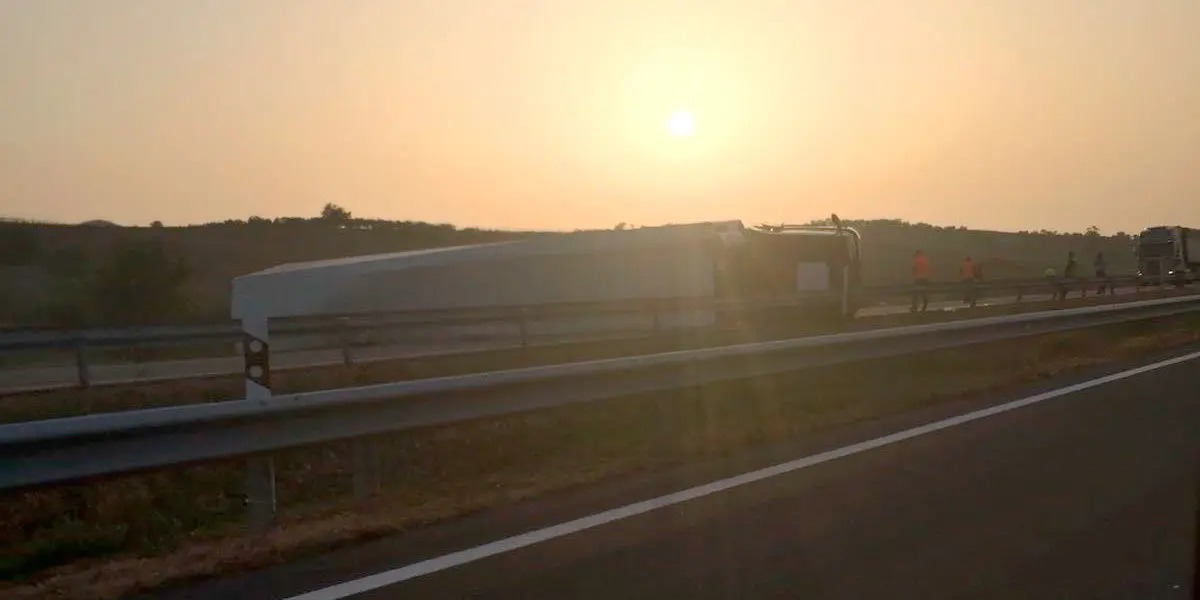 El cami&oacute;n accidentado en la AP-68