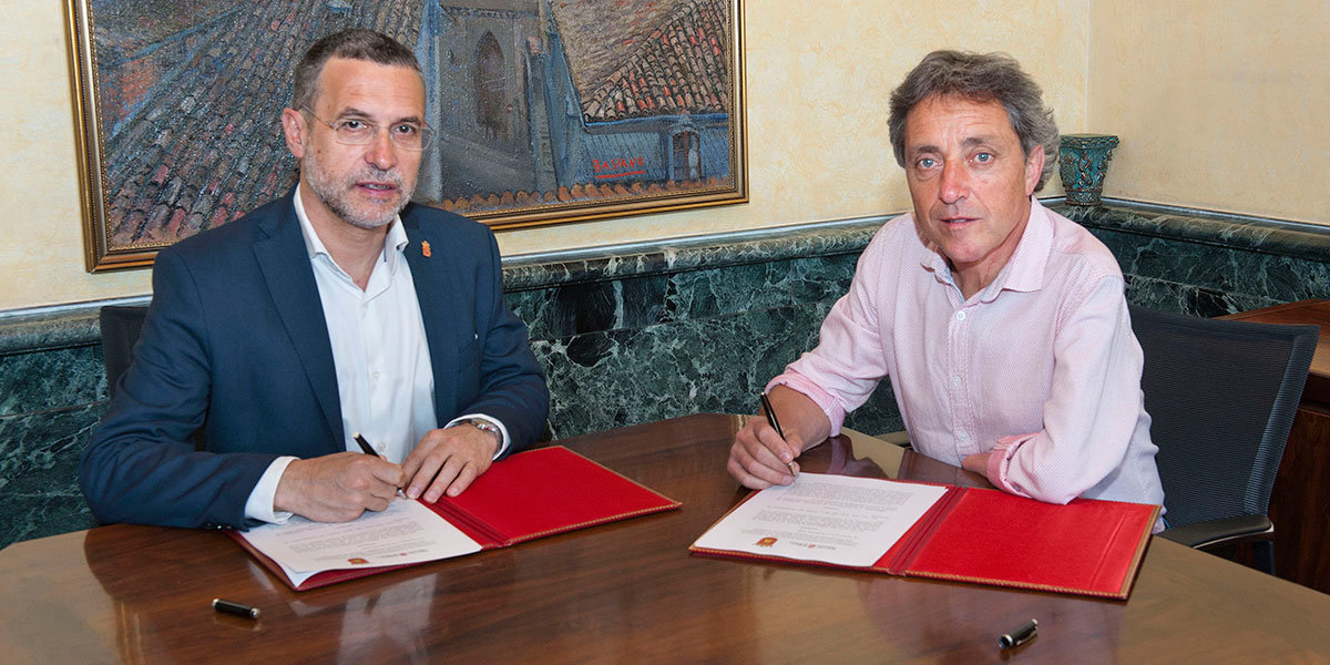 El vicepresidente, Miguel Laparra y el alcalde de Carcastillo, Javier Igal en la firma del Convenio
