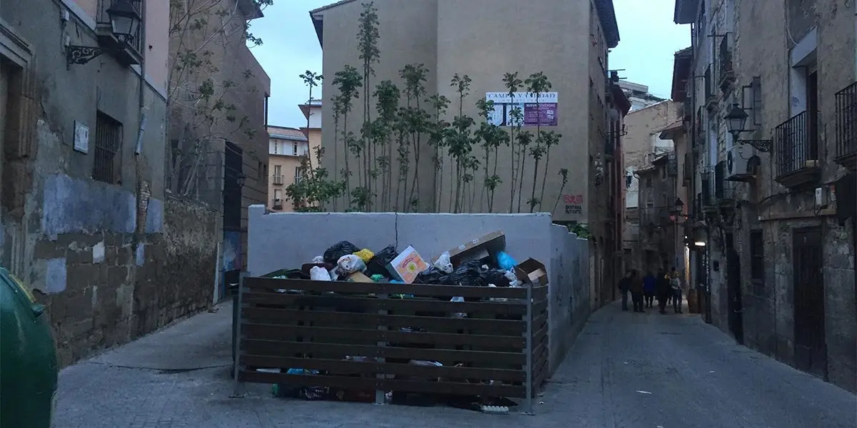 Basura en la calle Verjas de Tudela