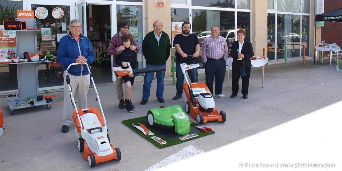 Motocultores La Ribera Parte del equipo de trabajo de Motocultores La Ribera, pos&oacute; con familia y amigos