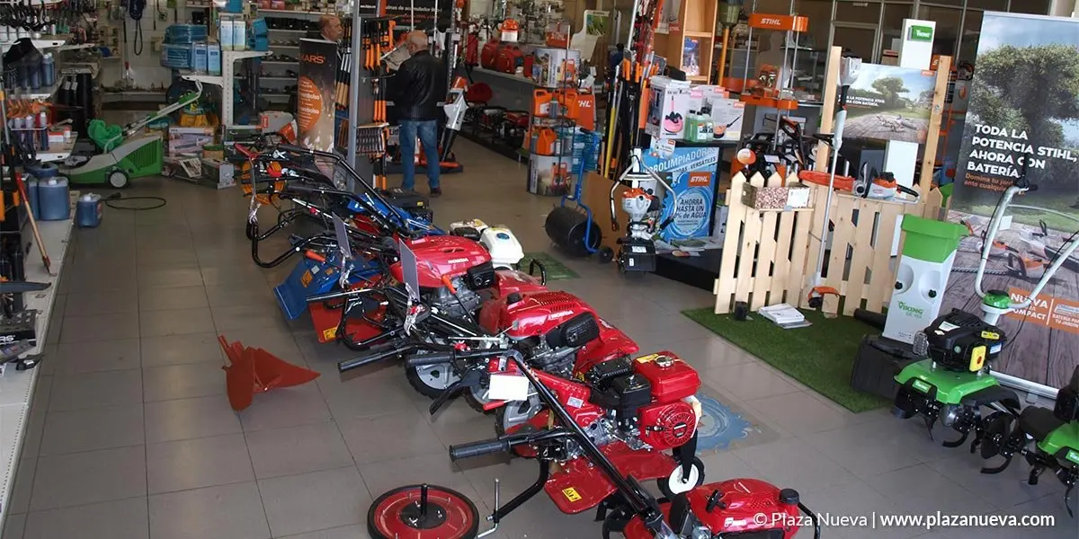 Motocultores La Ribera Exposici&oacute;n interior de las instalaciones de Motocultores La Ribera