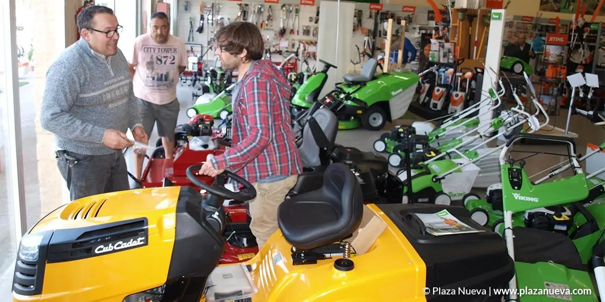 Motocultores La Ribera David Garc&iacute;a (a la derecha) atendi&oacute; amablemente 