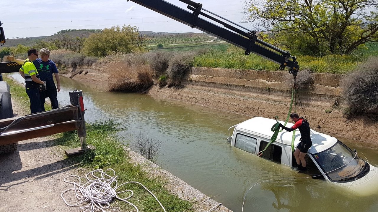 Bomberos de Navarra sacando el vehículo del agua