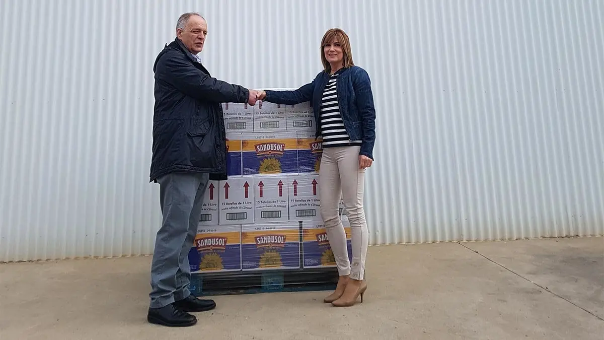 Gregorio Yoldi, presidente del Banco de Alimentos de Navarra, Laura Sand&uacute;a, gerente de Aceites Sand&uacute;a, con el palet de aceite, en las instalaciones de la empresa navarra