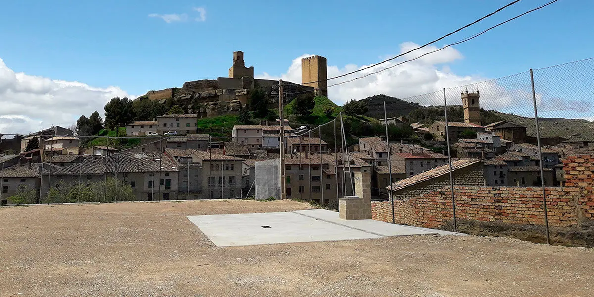 El parking de caravanas de Uncastillo se sit&uacute;a junto a las piscinas y el complejo deportivo del municipio