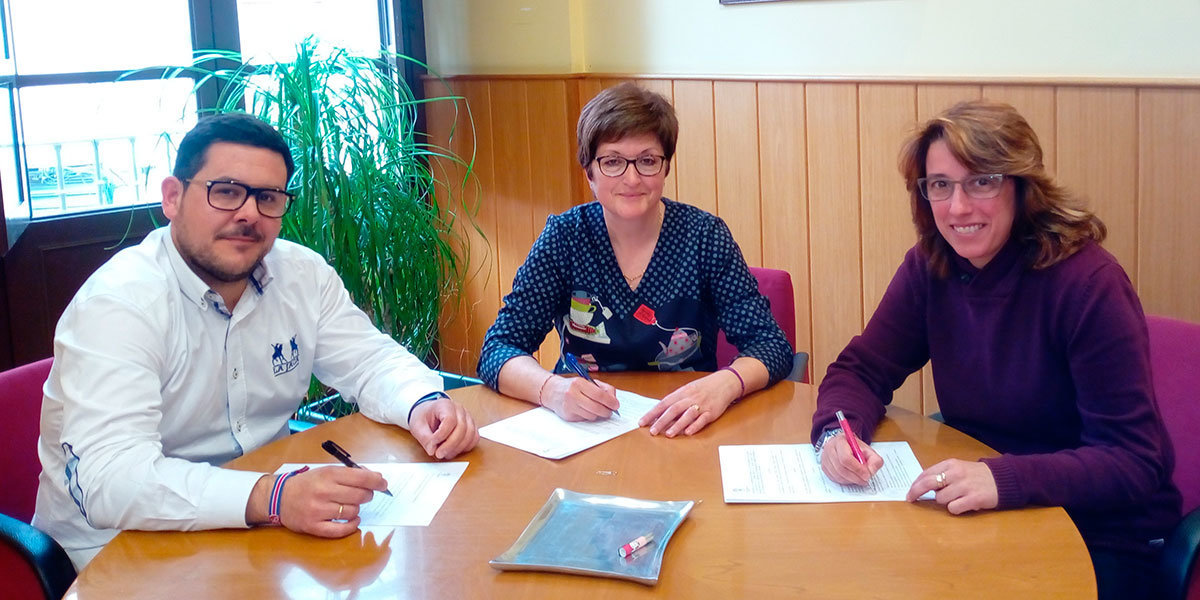 Miembros del Ayuntamiento de Alfaro y de ADECA firman el acuerdo