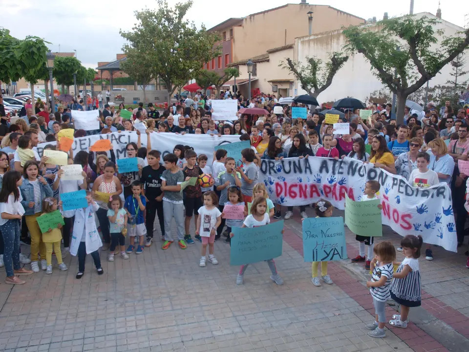 La plaza frente al Centro de Salud acogi&oacute; la concentraci&oacute;n