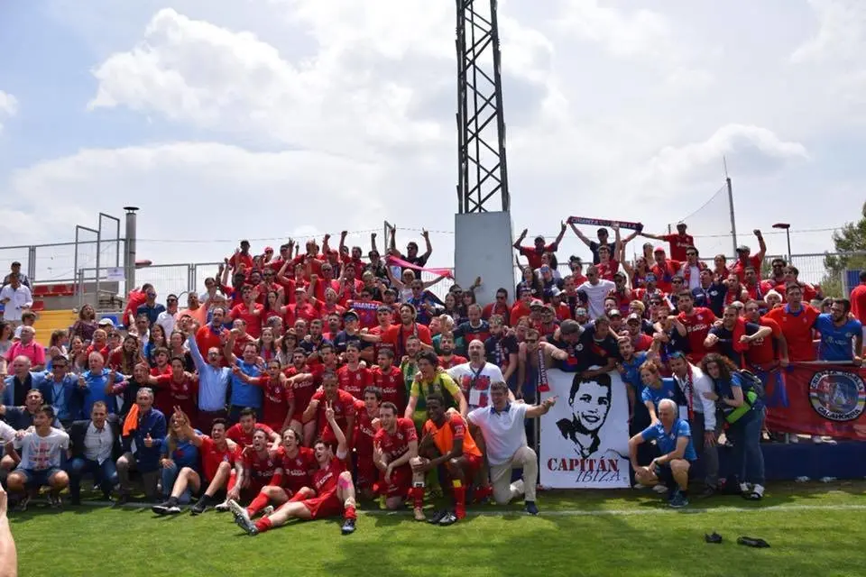 El CD Calahorra en Bu&ntilde;ol despu&eacute;s de lograr el ascenso a Segunda B