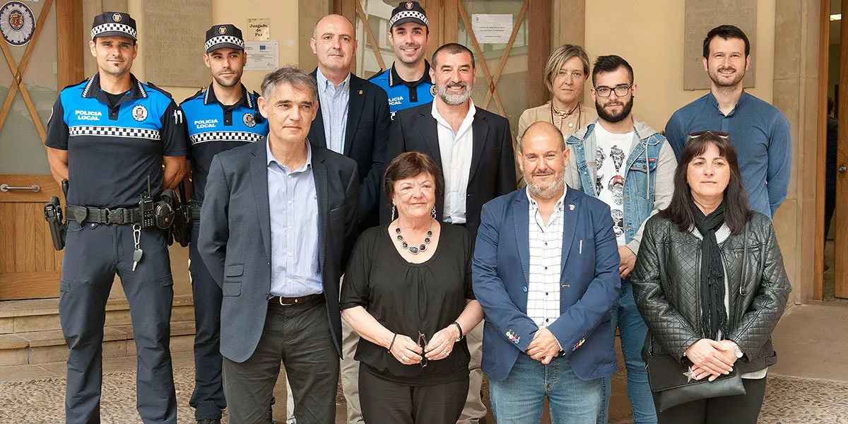 La consejera Beaumont, el director general de Interior,Gastaminza, y alcalde y representantes del Ayuntamiento de Azagra