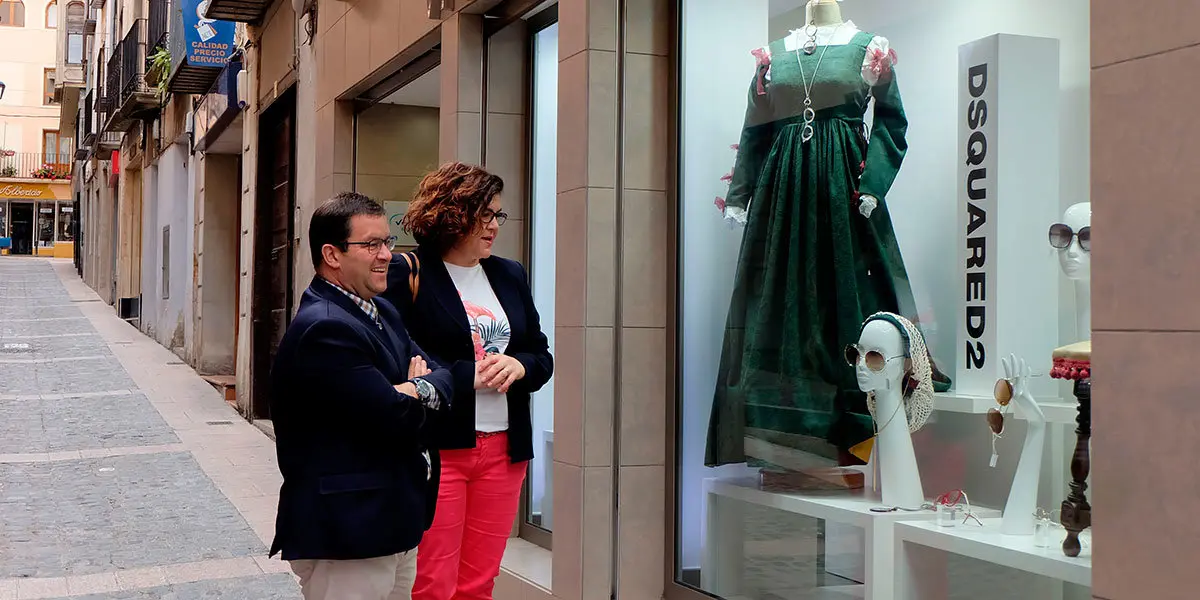 Una docena de comercios participan en la Ruta de Escaparates Renacentistas 