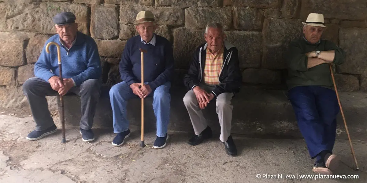 30 Abuelos junto al puente del Ebro