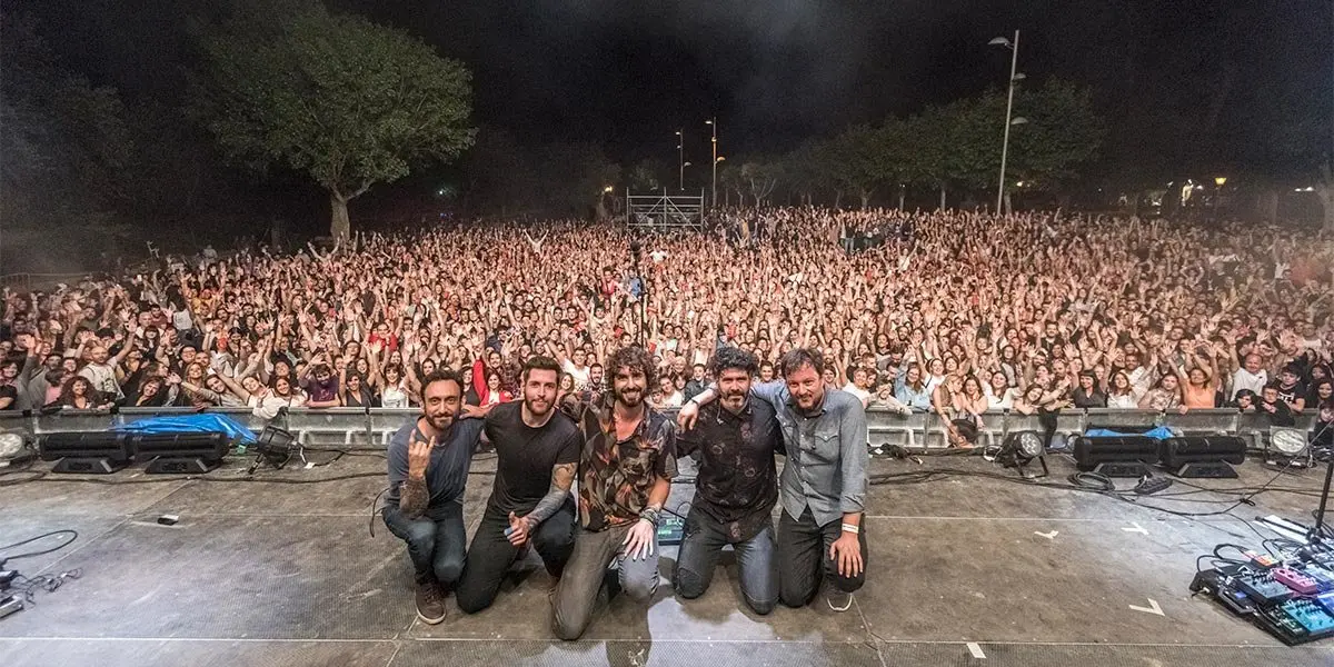 Izal sobre el escenario del Navarra Sur Festival y con el p&uacute;blico a reventar