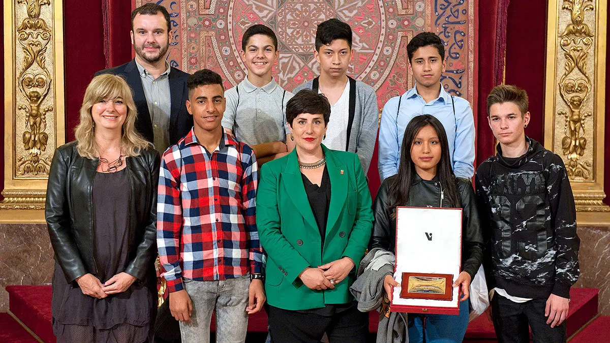 Las consejeras Ollo y Solana y los integrantes del equipo IES Reyno de Navarra de Azagra