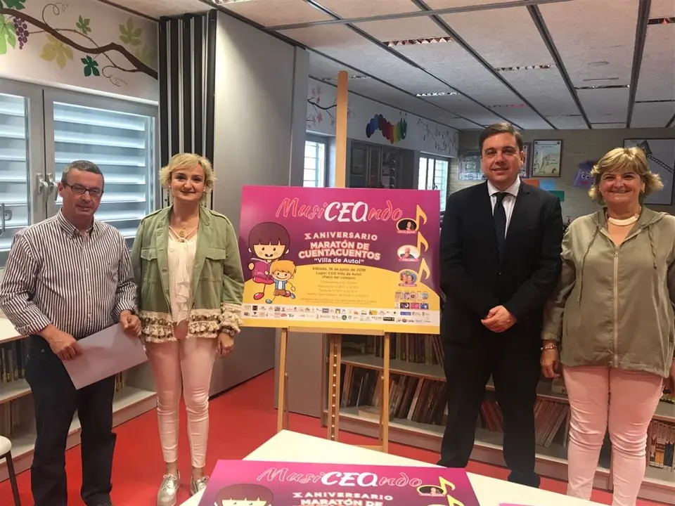 El consejero de Educaci&oacute;n, Formaci&oacute;n y Empleo, Alberto Galiana, junto con la alcaldesa de Autol, Catalina Bastida, y la directora del CEO Villa de Autol, Ana Isabel Jim&eacute;nez