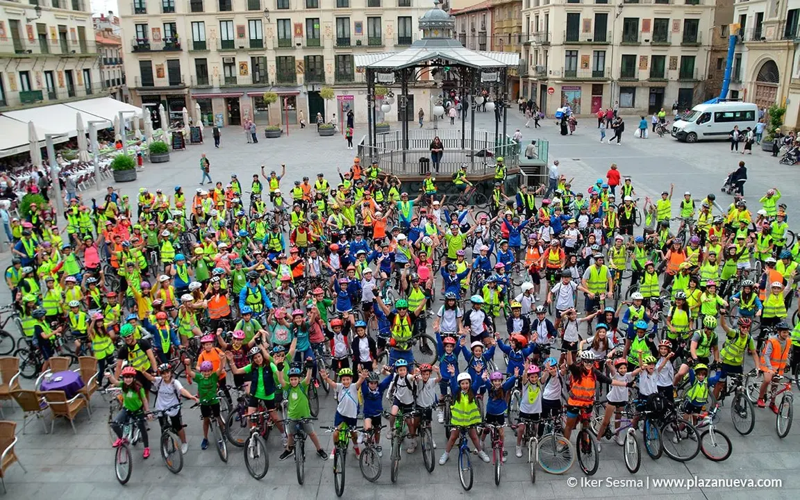 Todos los colegios reunidos en la Plaza Nueva de Tudela