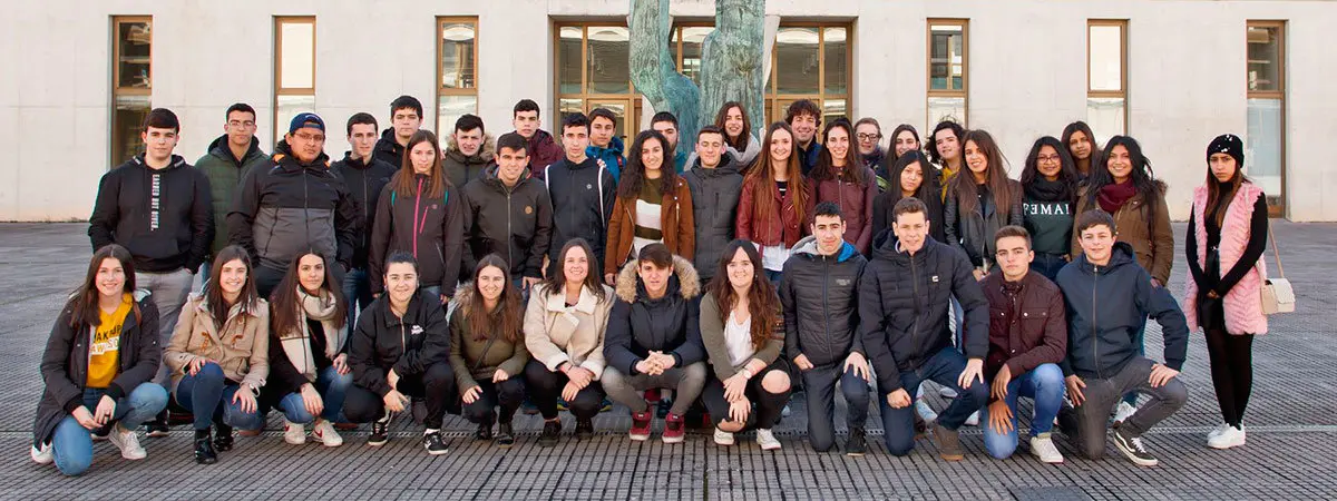 Estudiantes del IES Marqu&eacute;s de Villena de Marcilla posan en el campus de Arrosadia de la UPNA