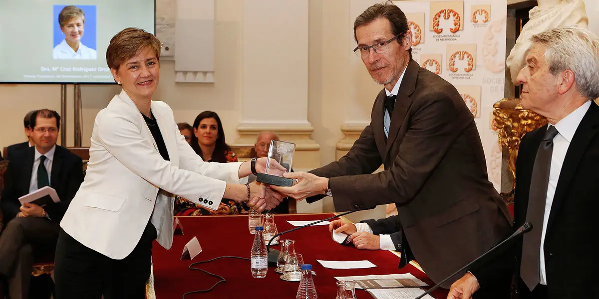 La Dra. Mari Cruz Rodr&iacute;guez Oroz, directora de Neurolog&iacute;a de la Cl&iacute;nica Universidad de Navarra, recoge el Premio Sociedad Espa&ntilde;ola de Neurolog&iacute;a