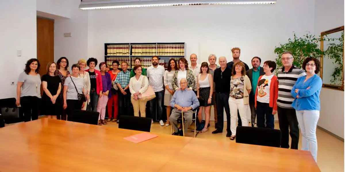 Foto de grupo en el interior de la sala Julia &Aacute;lvarez Resano