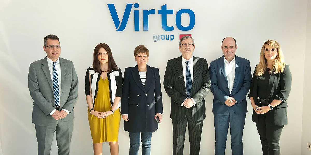 Rogelio Jim&eacute;nez, director financiero; Eva Virto, directora de I+D+i; Presidenta Barkos,; Javier Virto, presidente del grupo; Vicepresidente Ayerdi ; y Marta Virto, directora de Marketing