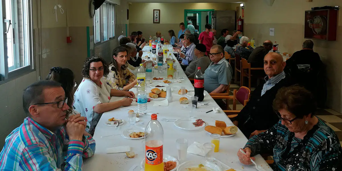 Comida de la familia en la residencia Carmen Bellido de Cortes