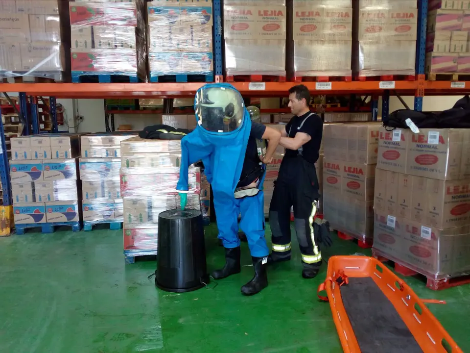 Se ha cerrado el tanque provistos de trajes de protección química y han achicado el vertido con una bomba